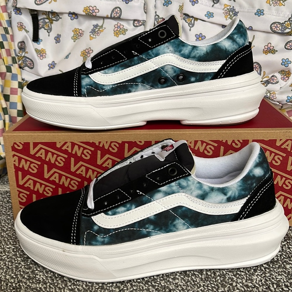 Vans WMNS Old Skool Over
Tie-Dye Black/Multi
VN0A7Q5EBMV Platforms